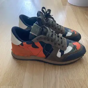 Tja, säljer nu ett par unika valentino rockrunners. Storleken är 41 men passar mig som bär 42. Skorna är i mycket bra skick och har mycket att ge. Möts upp samt fraktar genom Plick🙌😁