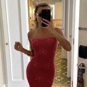 Asta resort klänning - Monica dress i färgen wine från Asta Resort i storlek XS. Endast provad och i helt nytt skick. 