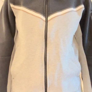Nike fleecetröja  - Jätte bra skick inte använd alls mycket så inprincip ny skick , jätte skön till både pojkar och flickor. Pris kan diskuteras vid snabb affär 🥰