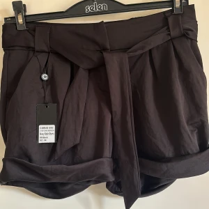 Cubus Svarta satin shorts - Svarta stacy satin shorts från CUBUS