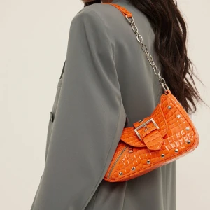 NAKD väska - Favooo Orange väska🧡🧡  Piffar upp en tråkig outfit Finns ett långt band till! Nypris 499kr Slut på hemsidan 