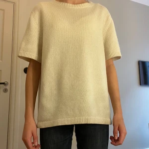 Softgoat tröja - Säljer denna supersnygga softgoat tshirt i 100% Kashmir, inget tecken på andvändning!💕