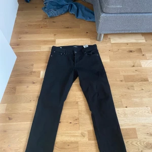 Jack and Jones Glenn  - Säljer dessa feta jeans till et bra pris. Storleken sitter som 32/30. Straight/slim fit. Kontakta vid fler frågor🤝