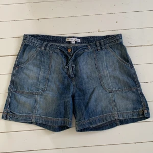 Shorts - Ass snygga short som är från lindex💕💕 dom har en cool wash med draw sting så dom passar dom flesta. På ena bakfickan är knappen sönder men märks knappt Dom är stora så man skulle kunna säga att dom funkar som jorts