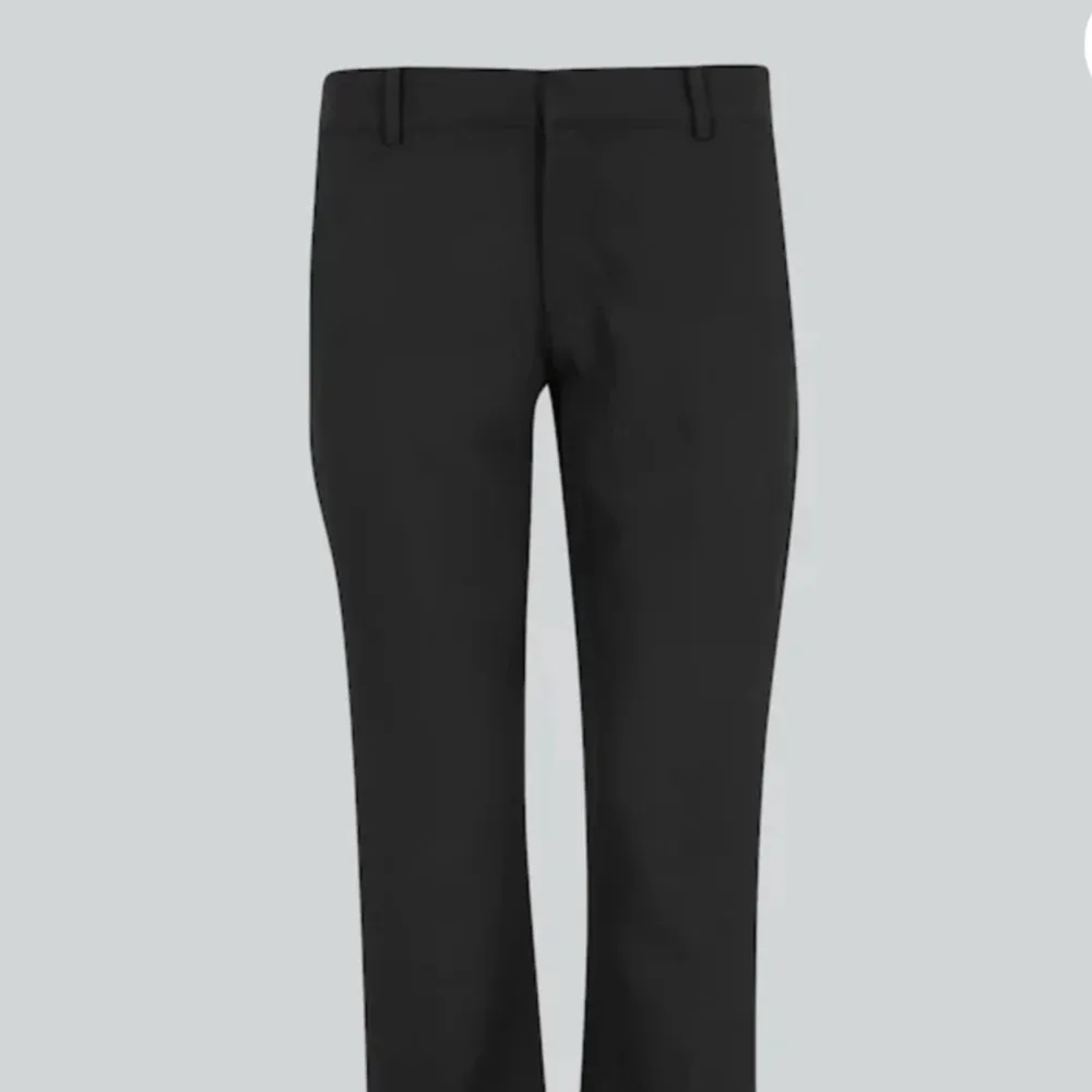 Säljer mina helt nya lågmidjade kostymbyxor från bikbok i modellen Vera❣️ använda typ 5 ggr och jag säljer den för att jag ångar att jag köpte dem💓 kom privat för egna bilder. INGEN SLITS ( INTE petite)pris kan diskuteras, storlek 38 passar även 36. Farkut & Housut.