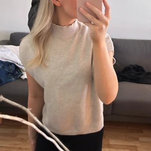 Beige stickad t shirt - Helt slutsålda tröjan från Kappahl! Den är helt ny, använd 2 gånger💕nypris: 400