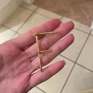 Maria nilsdotter bokstav  - Säljer denna bokstav från Maria nilsdotters stora letter necklace (endast bokstaven)