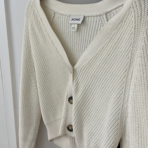 Kofta - Denna har jag använt 1 gång. Ville ha den längre och av den anledningen kommer jag att sälja den. Väldigt snygg till ett par jeans eller kjol. Bra kvalite oxå!