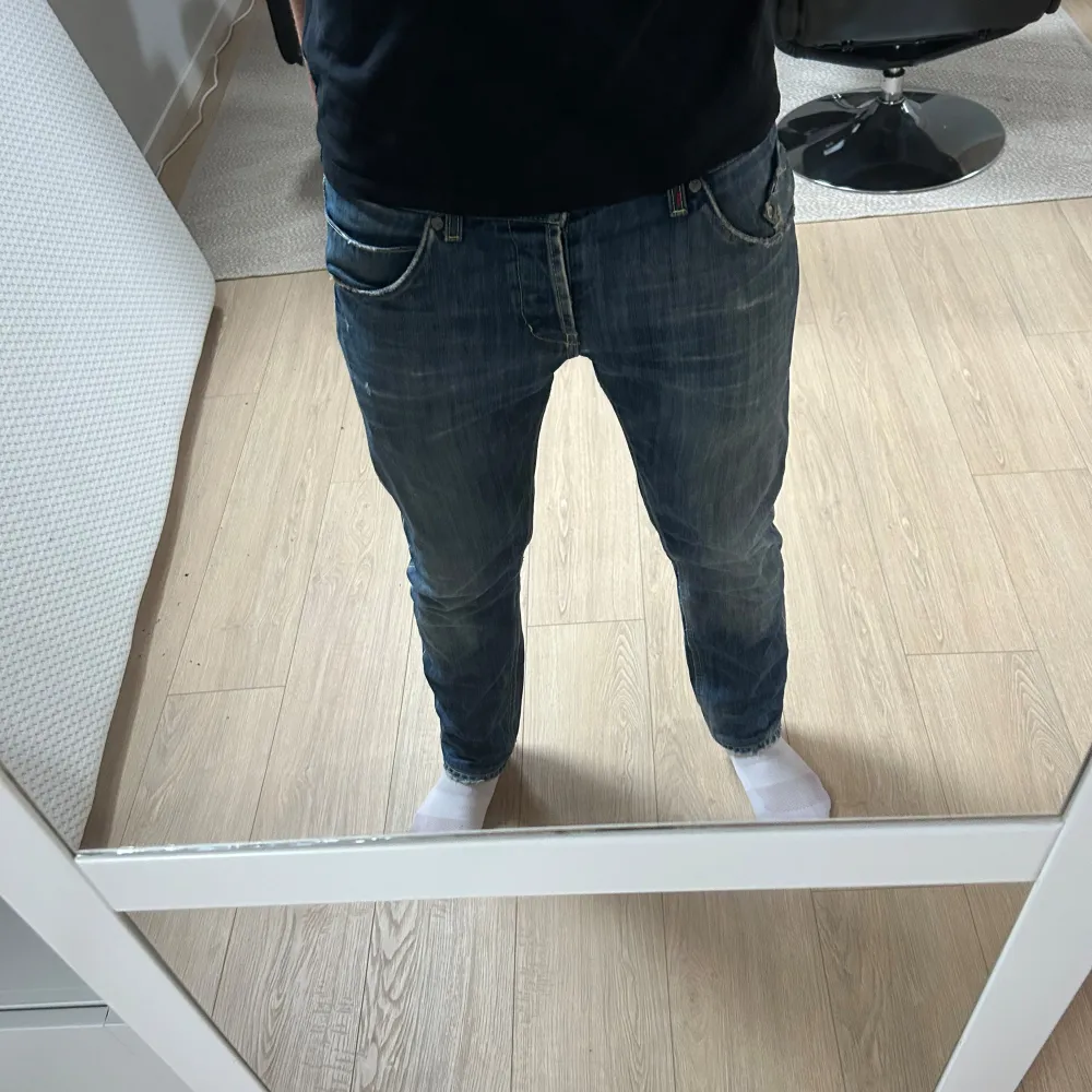 Ett par dondup jeans i bra skick, lite slitningar och defekter || Storlek: W34 men passar W33 och W32 || Skick 7,5/10 || Kontakta gärna med frågor, funderingar och vid intresse!. Jeans & Byxor.