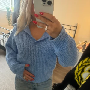Stickadtröja - Säljer denna perfekta höst tröja då jag inte trivs i färgen, helt perfekt skick och är ifrån Gina Tricot 💕