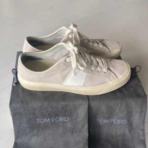 Tom ford cambridge skor - Helt nya Tom ford Cambridge‼️ Endast använda 3 gngr, sulan tvättas extra innan paketet postas! Storlek: 42,5 Og medkommer, båda påsarna✅ Bättre pris vid snabb affär💥 Tveka inte att fråga om ni undrar något!