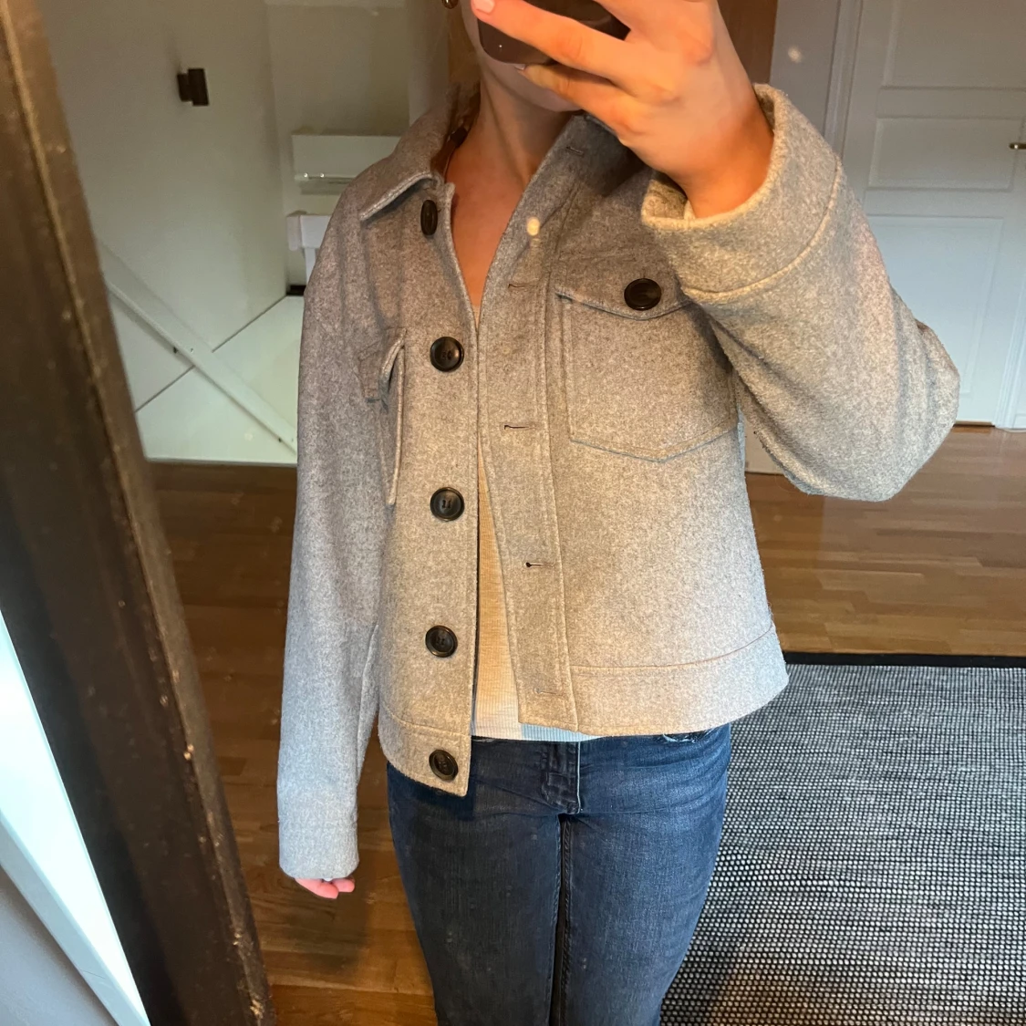 Grå jacka med knappar