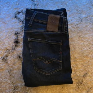 Replay Anbass - Säljer dessa tvär feta replay jeans i modellen Anbass, tyvärr är etiketten bort klippt men storleken är: W|30 L|30, om du är osäker så är de exakta måtten | Midja: 38 cm men kan stretchas ut ända till 45 cm | Längd: 101 cm | Innerlår: 77 cm🙌🔥 Byxorna är blåa och passar extremt bra nu till vintern 😍