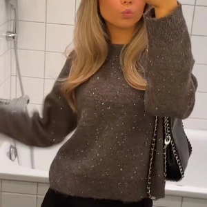 Brun glittrig tröja - Köpt ifrån Gina Tricot Young. Använd endast en gång.