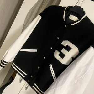 Oversized collegejacka - Snygg svart och vit bomberjacka från Nelly.