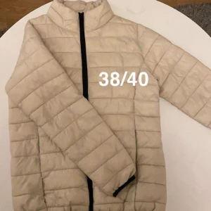 Flertal jackor i olika färger och stilar! - Olika jackor som letar efter ett nytt hem! Alla är i mycket bra skick och är otroligt fina till vardagen! Alla kostar 100kr/st!