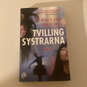Tvillingsystrarna - Romanen 'Tvillingsystrarna' av Pauline Riccius är en intensiv berättelse om relationer och utmaningar. Omslaget pryds av en dramatisk bild med två kvinnor och en dansare i silhuett, vilket speglar bokens djup och känsla.