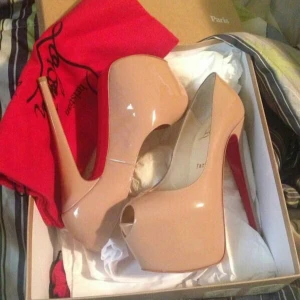 Beige klackskor från Christian Louboutin - Säljer ett par beige klackskor från Christian Louboutin med hög klack och peep-toe design, kan säljas för 1000 kr också💓 Dom 2 första bilderna är inte mina!! Men det är likadan modell, skriv privat om du vill ha mer bilder💓 