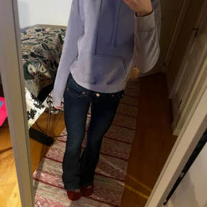 Ljuslila hoodie från H&M  - Säljer en mysig ljuslila hoodie från H&M Divided. Använt ett fåtal ggr💕men kommer inte till användning längre då den är lite liten 