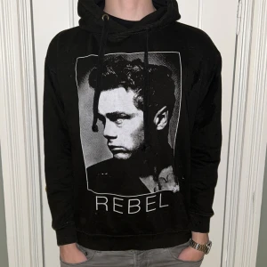Svart hoodie med tryck - Säljer denna as feta hoodie men tryck som är i str M men passar även S. Modellen på bilden är ca 180 lång och väger 67 kg. Tveka inte på att kontakta mig vid eventuella frågor eller funderingar🙌