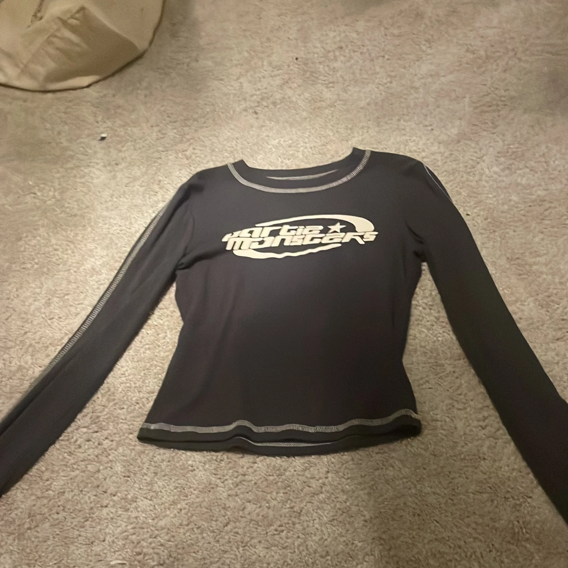 Grå långärmad tröja med tryck/ szara koszula z długim rękawem i nadrukiem