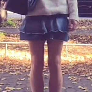 Lågmidjad volang jeanskjol - Säljer min volang jeanskjol som jag köpt på plick, dom är gjorda av ett par super lågmidjade dolce & Gabbana jeans 
