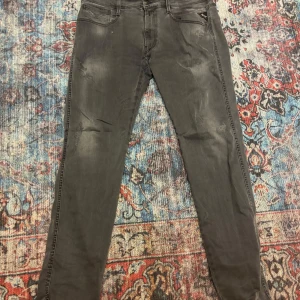 Replay anbass - Riktigt feta replay anbass jeans med sköna slitningar och fet färg hör av er vid minsta fråga. Nypris ligger på 2000kr