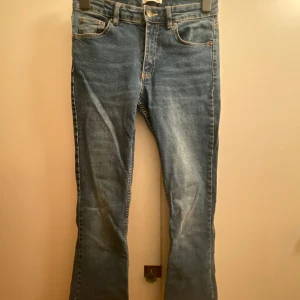 Blå jeans  Pull&Bear - Snygga blå stretchiga bootcut jeans från Pull&Bear. Dem är använda endast några få gånger, finns inga synliga spår av slitage💞Är 163 cm och skulle säga att de går ner till mina fötter.
