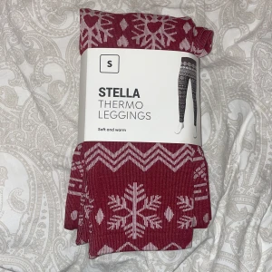 Stella byxor - Ett par vintriga leggings i röd och vit som man kan ha som underställ eller bara för att bli lite extra julig! 😍🎄 helt oanvända och fick de i julklapp men hade redan ett par sånna.😊