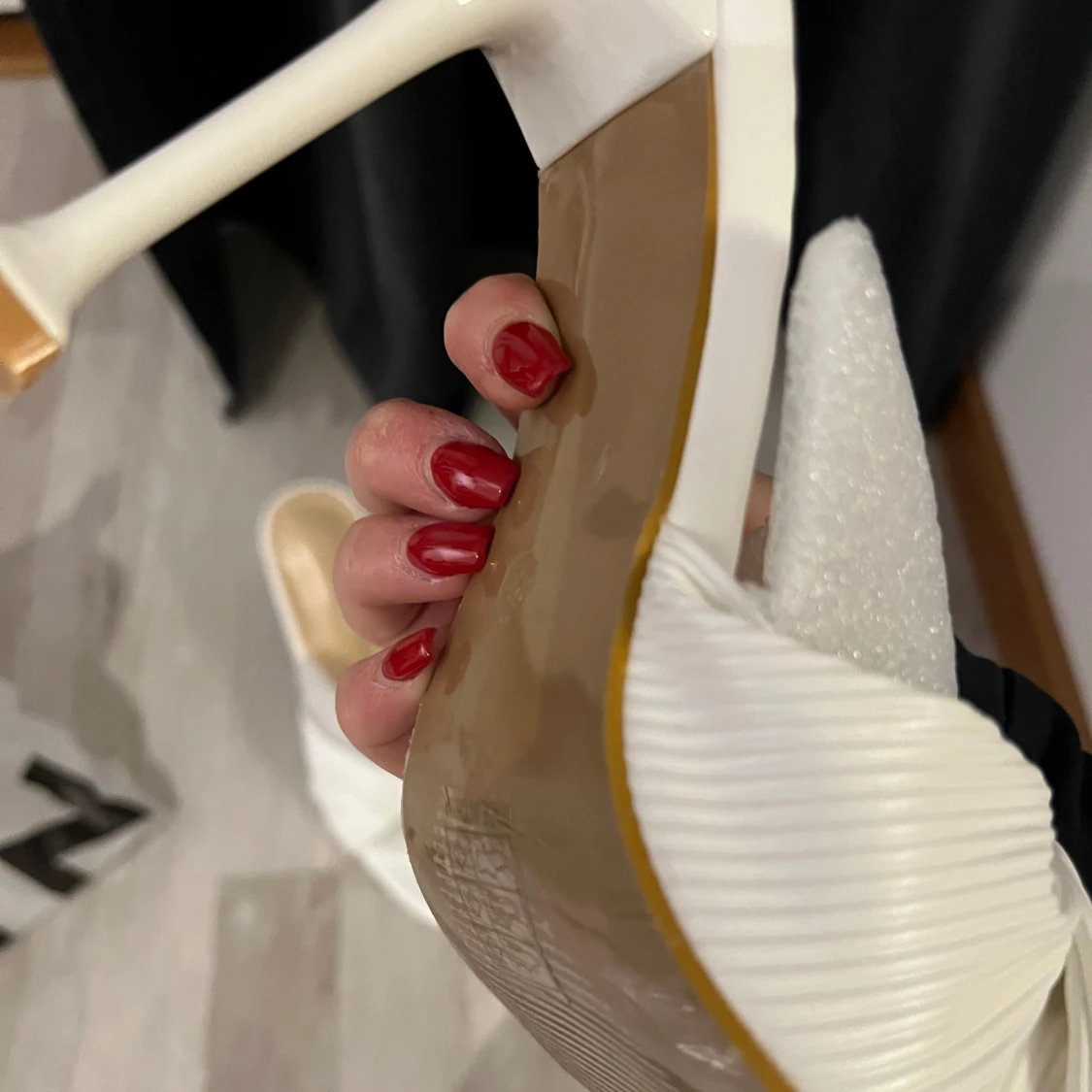 Vita klackskor med flätad detalj - 90