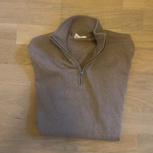 Half zip John Henric  - Säljer en stilren half zip från John Henric i nyskick. Denna tröja har ett nypris 1200. Använd ett få tal gånger, säljer för att den är för liten. Skicket är helt i ny skick och inga defekter.