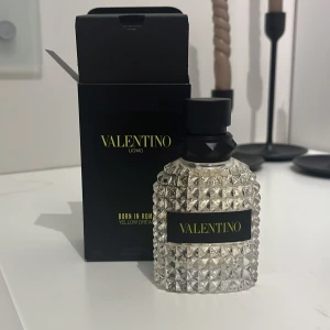 Valentino born in roma yellow dream - for him - Valentino parfym som endast testats en gång. Säljer pga att jag av misstag fick herrparfym istället för damparfym. Lådan medföljer, köpt för 750kr. Priset kan diskuteras!