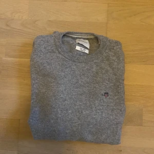 tröja från Gant - Säljer min marin ull tröja från Gant. Tröjan är inte använd många gånger och är i nyskick. Nypriset på tröjan ligger på ca 800. 