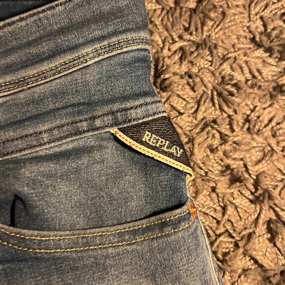 Snygga blå jeans från Replay i modellen Anbass. De har en slim fit passform och är tillverkade i deras bekväma Hyperflex-material. Klassisk femficksdesign med dragkedja och knapp. Perfekta för en stilren look. Nypris 1800 . Farkut & Housut.