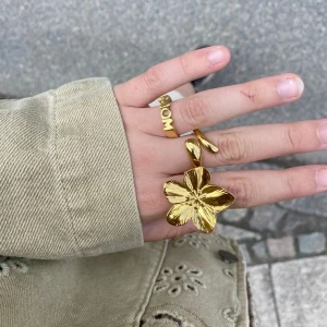 Ringar och smycken  - Säljer justerbara smycken i rostfritt stål , alla är helt nya. Stora ringar 90kr. Små ringar 70kr. Halsband 80kr. Armband 70kr. Örhängen 80kr.  Vid köp av fler saker får du rabatt ❤️ skriv till mig innan du köper för att vara säker på att smycket inte är sålt!😀