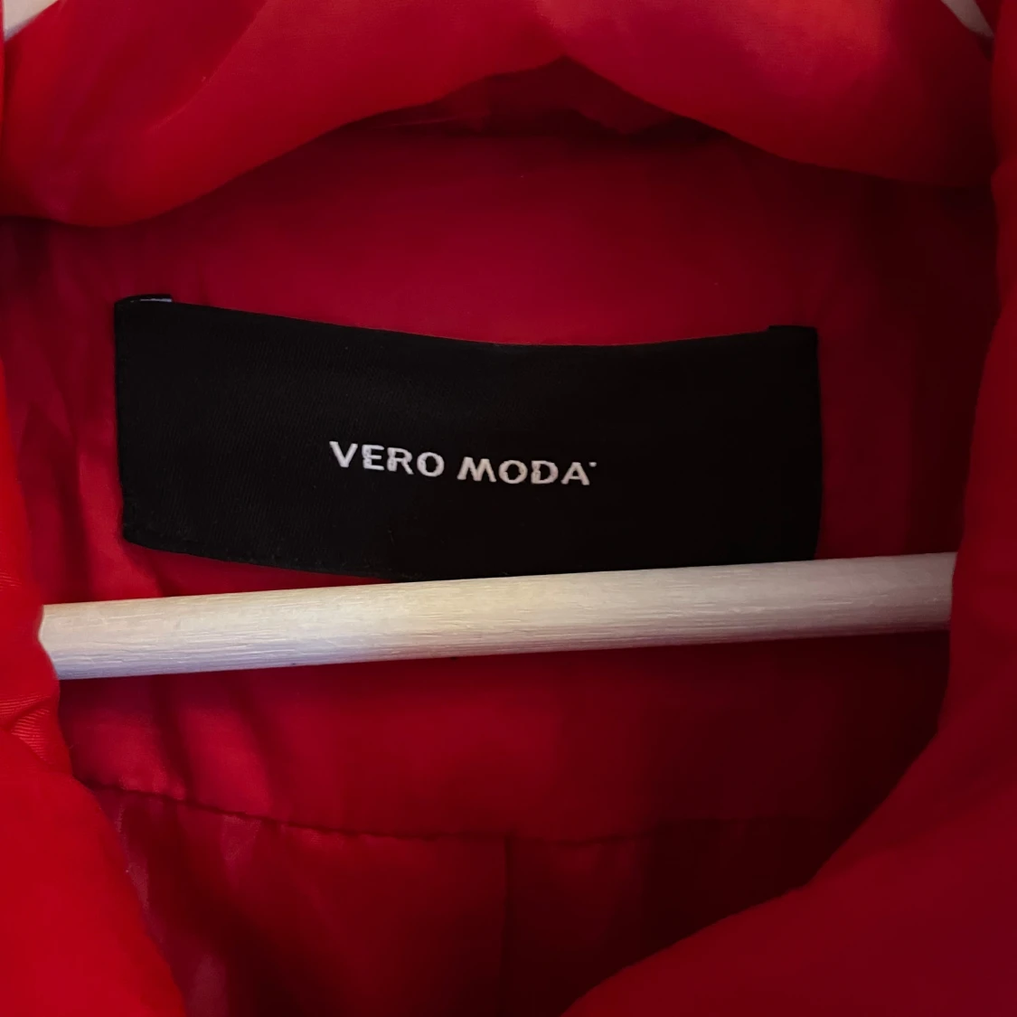 Röd pufferjacka från Vero Moda - 92