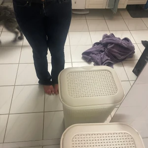 Blå jeans från Levi's - ett par snygga lågmidjade jeans från levis i bootcut 