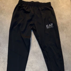 EA7 Armani mjukisbyxor - Storlek S/M