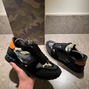 Valentino Rockrunners - Ett par riktigt snygga Valentino Rockrunners i bra kvalitet. Storlek 41 men passar också 42. Här kan dom köpas för bara 2499kr då nypris ligger på runt 6999kr. Allt og finns plus äktighets bevis. Vid fler frågor är det bara att skriva!