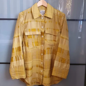 Rutig skjorta från Baum und Pferdgarten - Snygg rutig skjorta från Baum und Pferdgarten. Funkar även riktigt bra som overshirt! Tillverkad i en blandning av polyamid, viskos och bomull. Som ny! Använd endast ett par ggr då den inte riktigt är min stil. Nypris: 2500 kr.