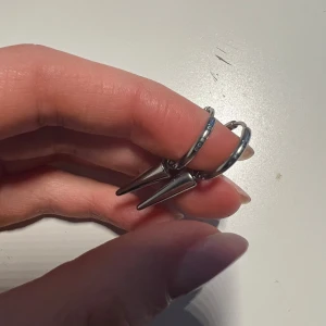 Edblad örhängen  - Snygga och moderna silverfärgade örhängen med konformade hängen. Perfekta för att ge en edgy touch till din stil. De är runda och har en enkel men stilren design.