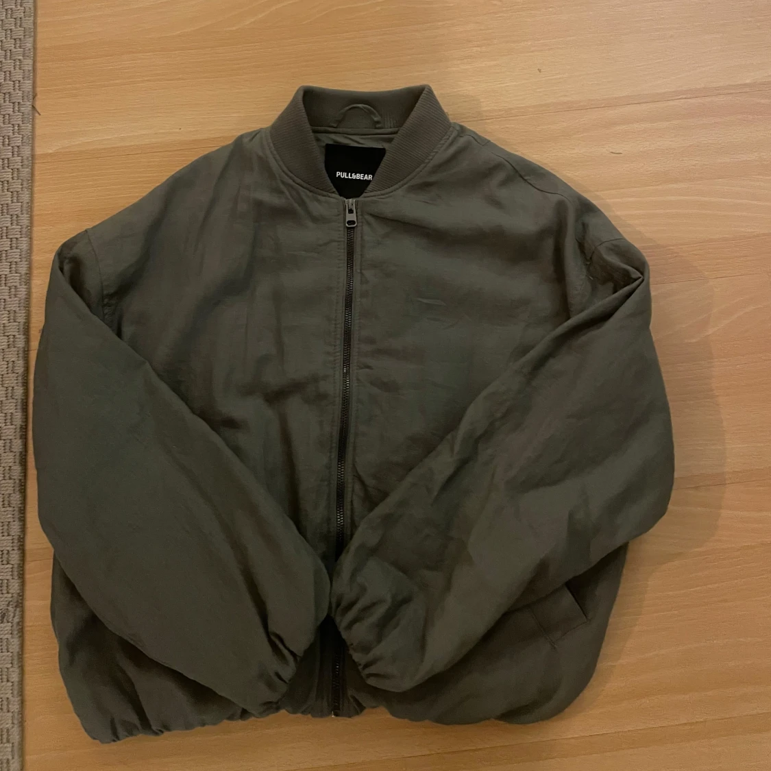 Grå bomberjacka ifrån pull&bear