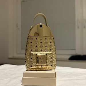 MCM Ultra Eau De Parfum 75 ml - Doft från MCM i utmärkt skick,  endast testad max 5 sprutor, allt kvar. Väldigt fint och rikt doft. Ask medföljer. (Ej tester). Fick som present, säljer pga har för många dofter och denna kommer inte till användning . Nypris 109€ (1260 kr). Kan även mötas upp i Stockholm 
