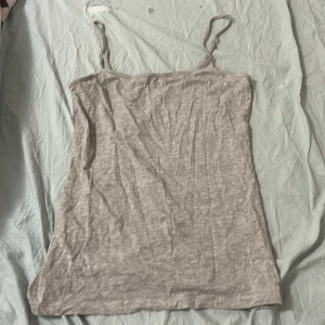 Grå linnetopp från ICA I Love Eco - Säljer ett grått linne, som aldrig använts 