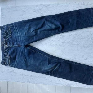 Apc jeans  - Ett par riktigt riktigt schyssta jeans från APC  .modellen: petit standard  . W30L30. .  Fint skick. ordinarie pris 2200kr,  köp för endast 699kr🤝