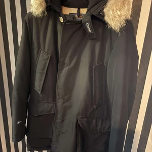 Woolrich Parka - Knappast använd woolrich jacka. Perfekt för vintern. Storlek L. Mitt pris 7500kr. Priset är inte hugget i sten går att diskutera. Inga skambud, tack! (Nypris 10500kr). 