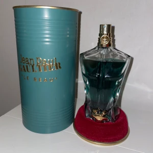 Jpg Le Beau edt - Parfym från Jean Paul Gaultier. Knappt använd, runt 70 ml kvar. Hör av er vid funderingar! Vid snabb affär går priset att diskutera.