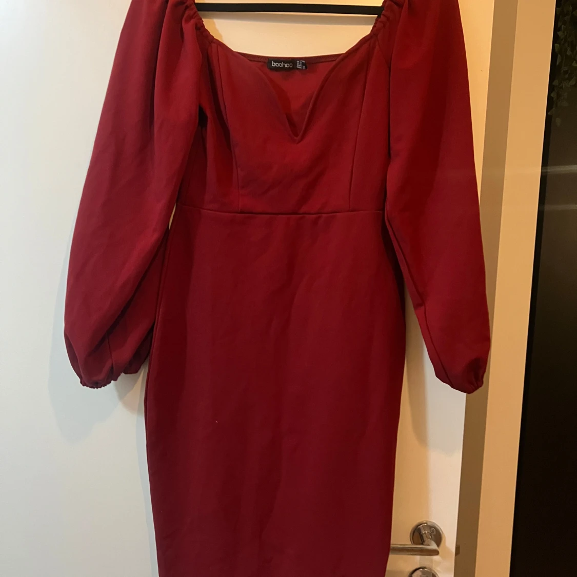 Vinröd klänning från Boohoo - 90