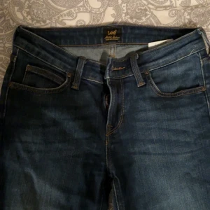 mörkblå jeans från Lee - säljer ett par populära mörkblå lågmidjade jeans med snygga bakfickor ifrån Lee. formar kroppen jättefint och stretchiga. nästan aldrig använda. kom privat vid funderingar! 