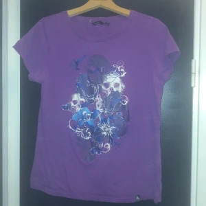 Lila t-shirt från Firefly - Snygg lila t-shirt från Firefly med ett unikt tryck i flera färger på framsidan. Perfekt för en avslappnad stil. Kortärmad och bekväm passform.